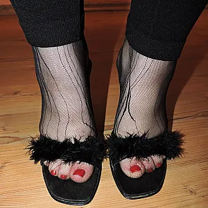 Hot in schwarz mit Mules und Spitzennylons Galeriebild