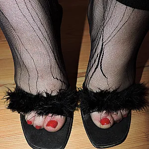 Hot in schwarz mit Mules und Spitzennylons Galeriebild