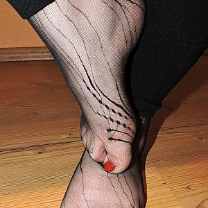 Hot in schwarz mit Mules und Spitzennylons Galeriebild
