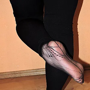 Hot in schwarz mit Mules und Spitzennylons Galeriebild