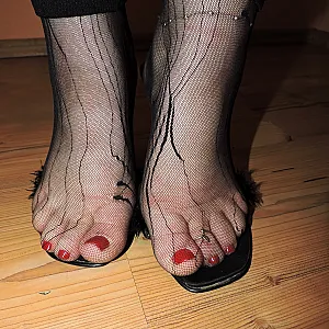 Hot in schwarz mit Mules und Spitzennylons Galeriebild