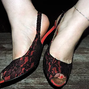 Barfuß und offene Heels Galeriebild