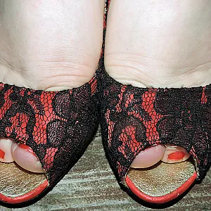 Barfuß und offene Heels Galeriebild