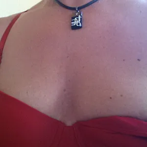 Tittis in rot verpackt Galeriebild