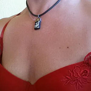 Tittis in rot verpackt Galeriebild