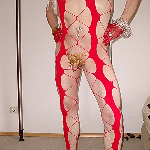 ANDREA IM OUTFIT GELB --ROT  UND NETZ Galeriebild