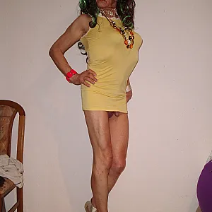 ANDREA IM OUTFIT GELB --ROT  UND NETZ Galeriebild