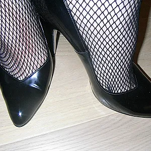 Wer hat Lust auf meine Heels zu wichsen? Galeriebild