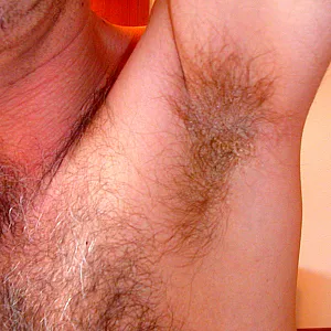 Ich - meine behaarte Brust und Achselhaare Galeriebild