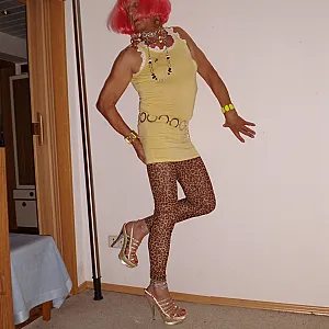 HEISSE ANDREA IN LEGGINS Galeriebild