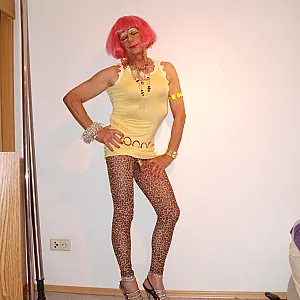 HEISSE ANDREA IN LEGGINS Galeriebild