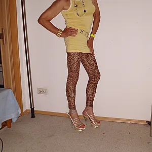 HEISSE ANDREA IN LEGGINS Galeriebild