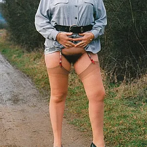 MA FEMME EN BAS CLAIRS ET NOIRS Galeriebild