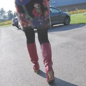new red boots Galeriebild