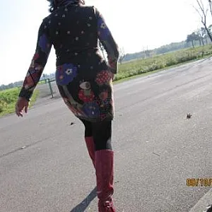 new red boots Galeriebild