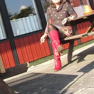 new red boots Galeriebild