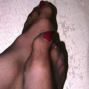 Rote Nägel in Nylon Galeriebild