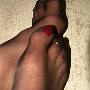 Rote Nägel in Nylon Galeriebild