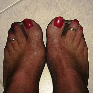 Rote Nägel in Nylon Galeriebild