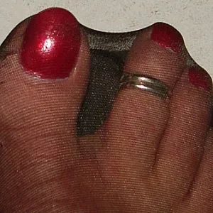 Rote Nägel in Nylon Galeriebild