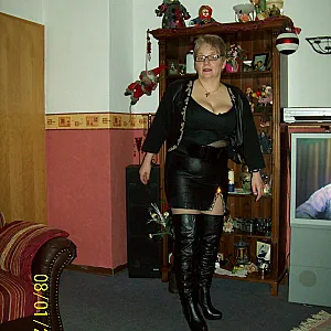 Anni in Overknees gallery image
