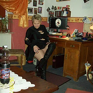 Anni in Overknees gallery image