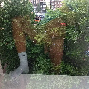 Spiegel-Fensterspiele im Hotelzimmer Galeriebild