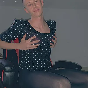 Das erste Bild von Femboyluki800's Galerie - Naa