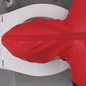 Anna als Toilette in Latex... Galeriebild