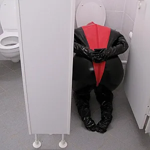 Anna als Toilette in Latex... Galeriebild