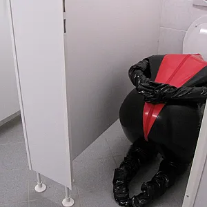 Anna als Toilette in Latex... Galeriebild