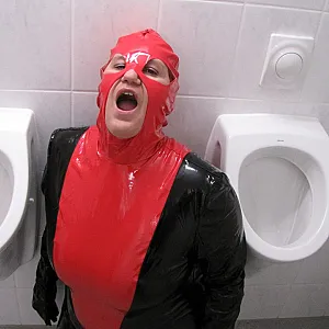 Anna als Toilette in Latex... Galeriebild