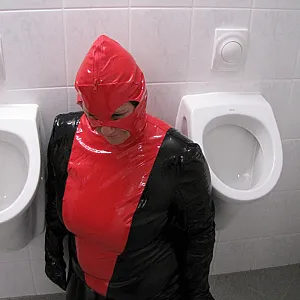 Anna als Toilette in Latex... Galeriebild