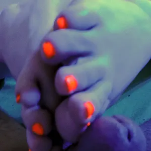 Barfootjob in neonlicht mit Nonagellack Galeriebild