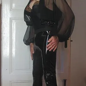 In der schwarzen Lack-Leggings Galeriebild
