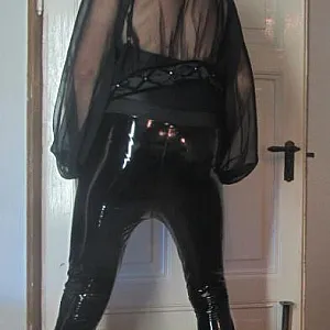 In der schwarzen Lack-Leggings Galeriebild