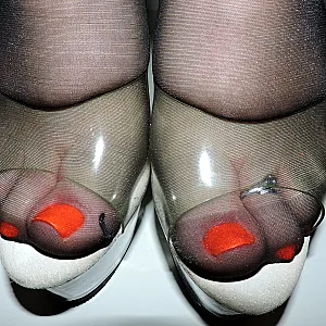 Füße in schwarzer roten naht nylons Galeriebild