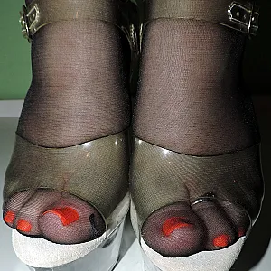 Füße in schwarzer roten naht nylons Galeriebild