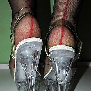 Füße in schwarzer roten naht nylons Galeriebild