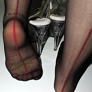 Füße in schwarzer roten naht nylons Galeriebild