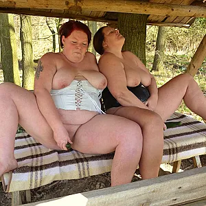 2 Lesben ficken sich mit Gurke 3 Galeriebild