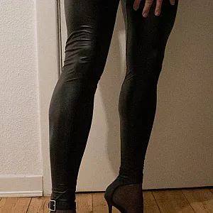 Geil in Wetlook-Leggings Galeriebild