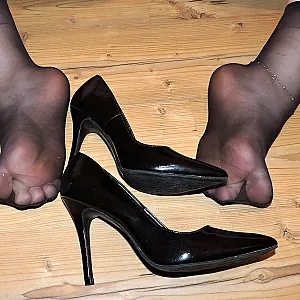 Sexy nackt in High Heels mit schwarzen Söckchen Galeriebild