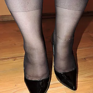 Sexy nackt in High Heels mit schwarzen Söckchen Galeriebild