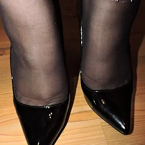 Sexy nackt in High Heels mit schwarzen Söckchen Galeriebild