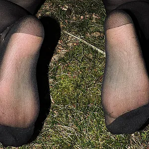 Feinstrumpfhose im Wald Galeriebild