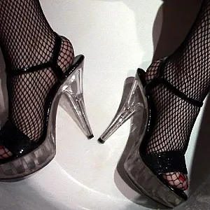 geiler NS auf meine plateau Heels Galeriebild