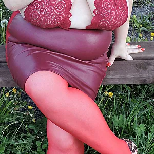 Smoke Fetish im roten Lackleder Kleid Galeriebild