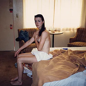 Mid twenties hair with showers and baths Galeriebild