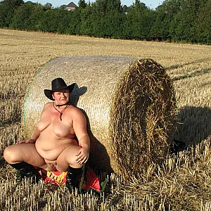 Anna nackt am Strohballen... Galeriebild